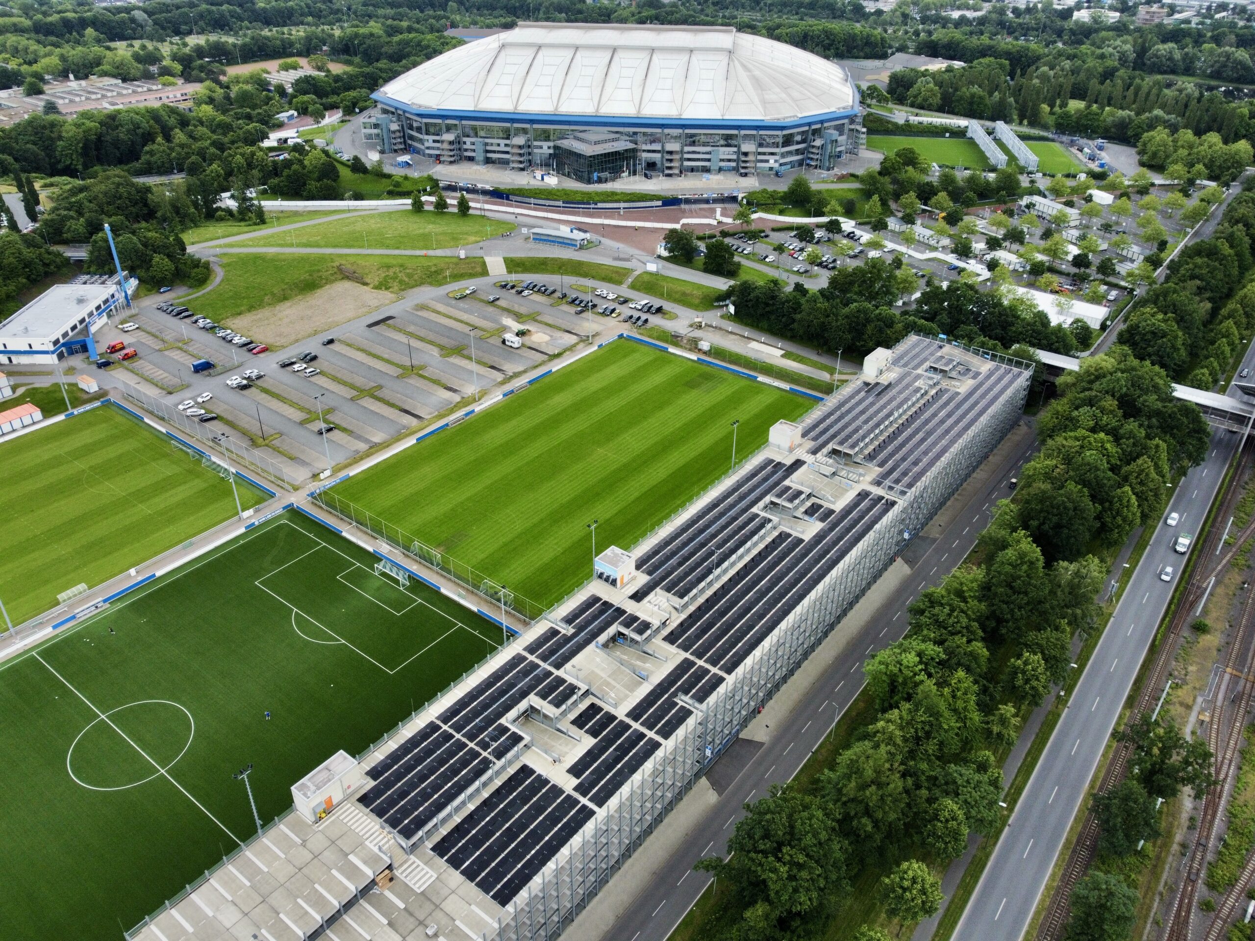 Greenflash stattet gemeinsam mit der ELE ein Parkhausdach auf dem Gelände des Fc Schalke 04 mit einer PV-Anlage aus. Foto: Greenflash GmbH
