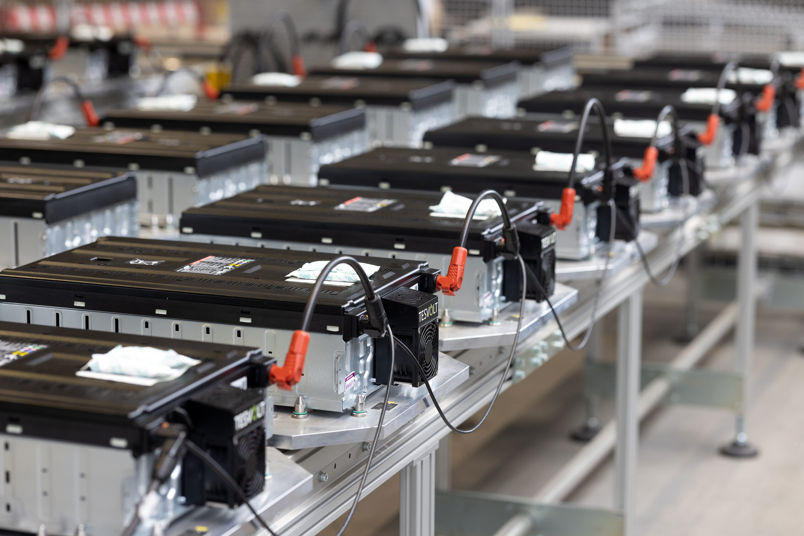 Zyklisierung der Batteriemodule in TESVOLTs Gigafactory. Die Batteriespeichersysteme sind mit umfangreichen Scherheitstechniken ausgestattet. Quelle: TESVOLT