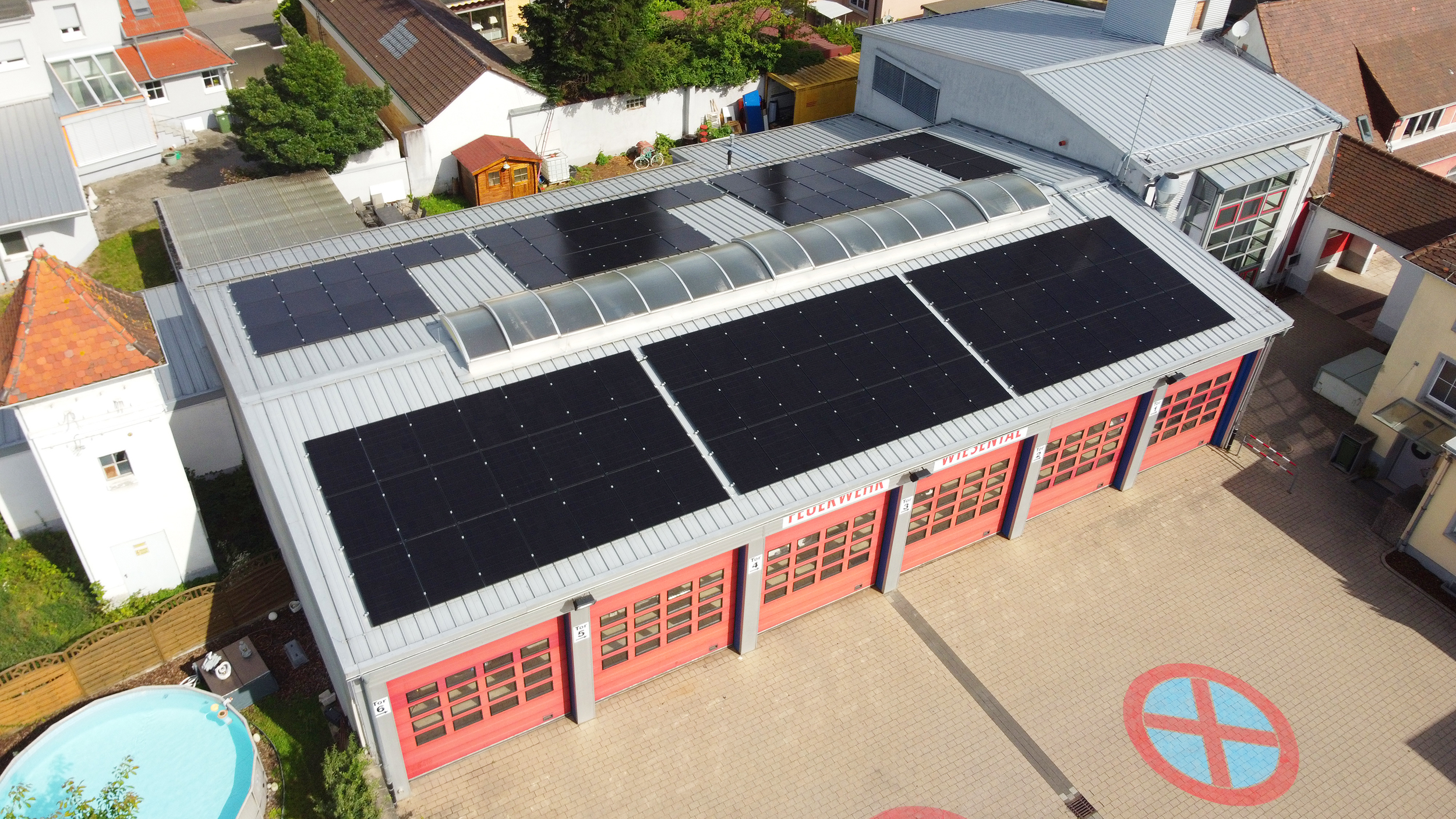 PV-Anlage auf dem Dach des Feuerwehrhauses in Wiesental (Foto: Steffen Hoffner (Spacemedia)/WIRSOL Aufdach GmbH)