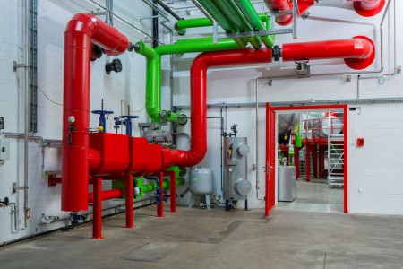 Links im Vordergrund: Eintritt der Dampfübernahmeleitung in die König-Brauerei, rechts im Hintergrund: Tür zur Dampfübergabestation. Quelle. thyssenkrupp Steel