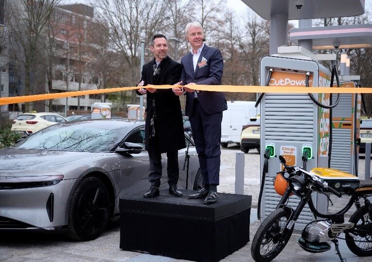Eröffnung des Downtown-Ladeparks in Berlin mit Dr. Severin Fischer (l) und Karl Eberhard Hunke. Quelle: FlexPower