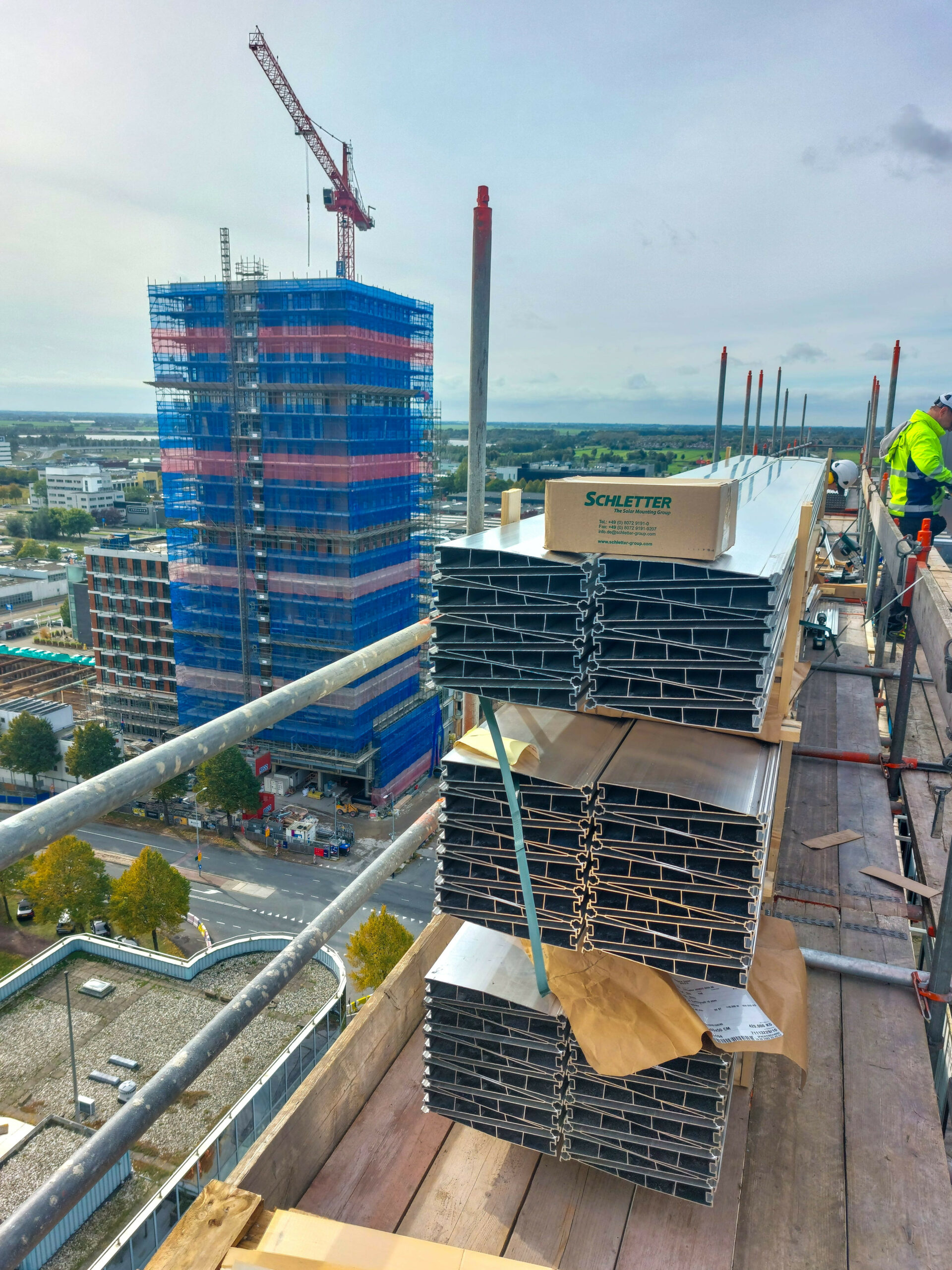 Das Areal SPOT Amsterdam. Sechs der Türme erhalten PV-Anlagen, die mit einem Schletter-Montagesystem installiert werden. Quelle: Schletter Group