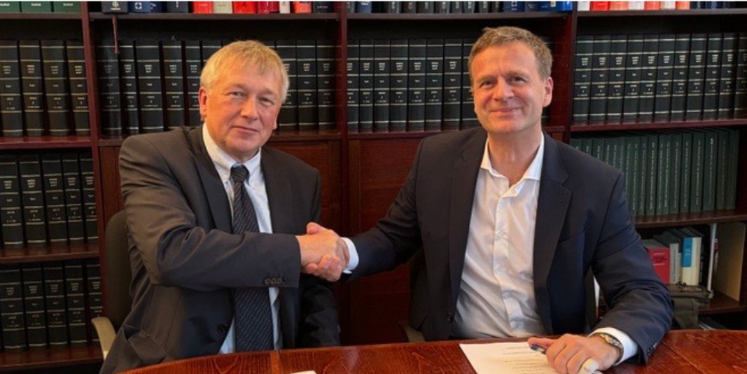 Jens Schönrock (Leukhardt, l.) und Jens Roseneck (Actemium) bei der Aquisition von Leukhardt Schaltanlagen. Quelle: VINCI Energies