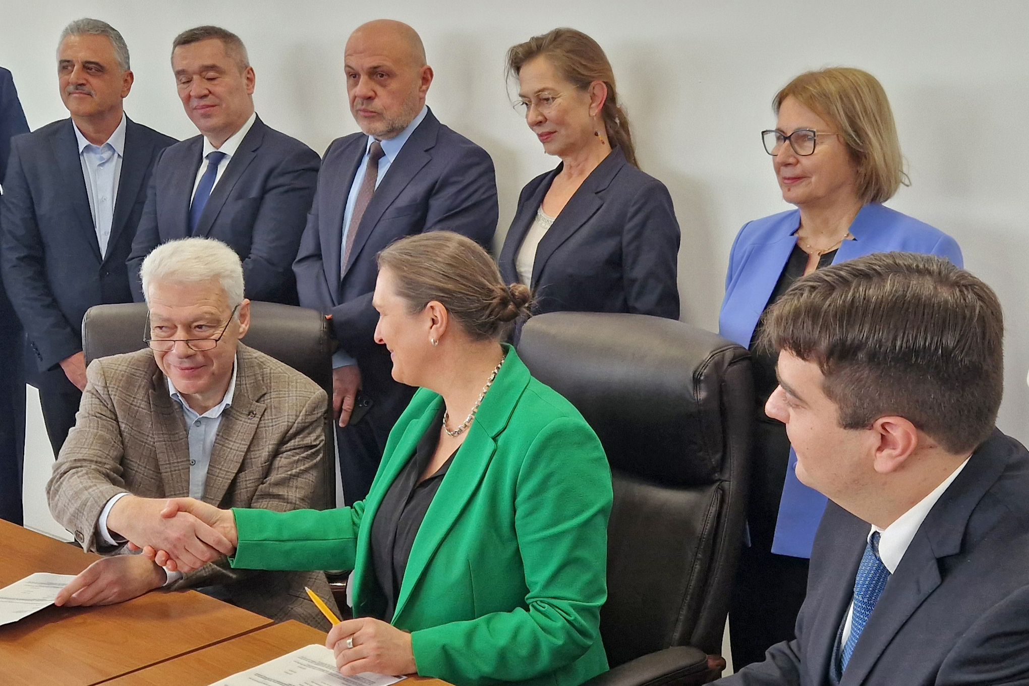 Vorne (v.l:): TEZ-Geschäftsführer Plamen Panchev, DBU-Abteilungsleiterin Dr. Cornelia Soetbeer und Projektleiter Dr. Georgi Georgiev. Stehend: Bulgariens Vize-Premierminister Tomislav Peykov Donchev (3. v. l.) und die deutsche Botschafterin in Bulgarien Irene Maria Plank (2. v. r.). Quelle: Jörg Lefèvre/DBU