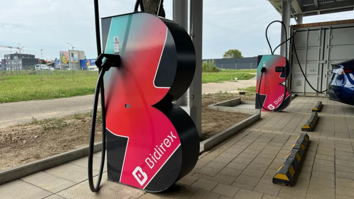 Der Ladepark verfügt über 10 Ladepunkte, darunter 8 Schnellladepunkte mit 150 kW Leistung sowie zwei Standard-Ladepunkte mit 22 kW. Quelle: Bidirex GmbH