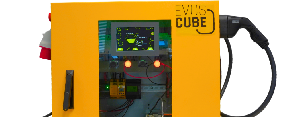 PHYTEC zeigt auf der Power2Drive Europe Lösungen für EV-Charging, Energiemanagement und Infrastruktur – darunter der EVCS-Cube, ein komplettes Development Kit für den direkten Einstieg in Test und Entwicklung von Ladelösungen. (Bild: PHYTEC)