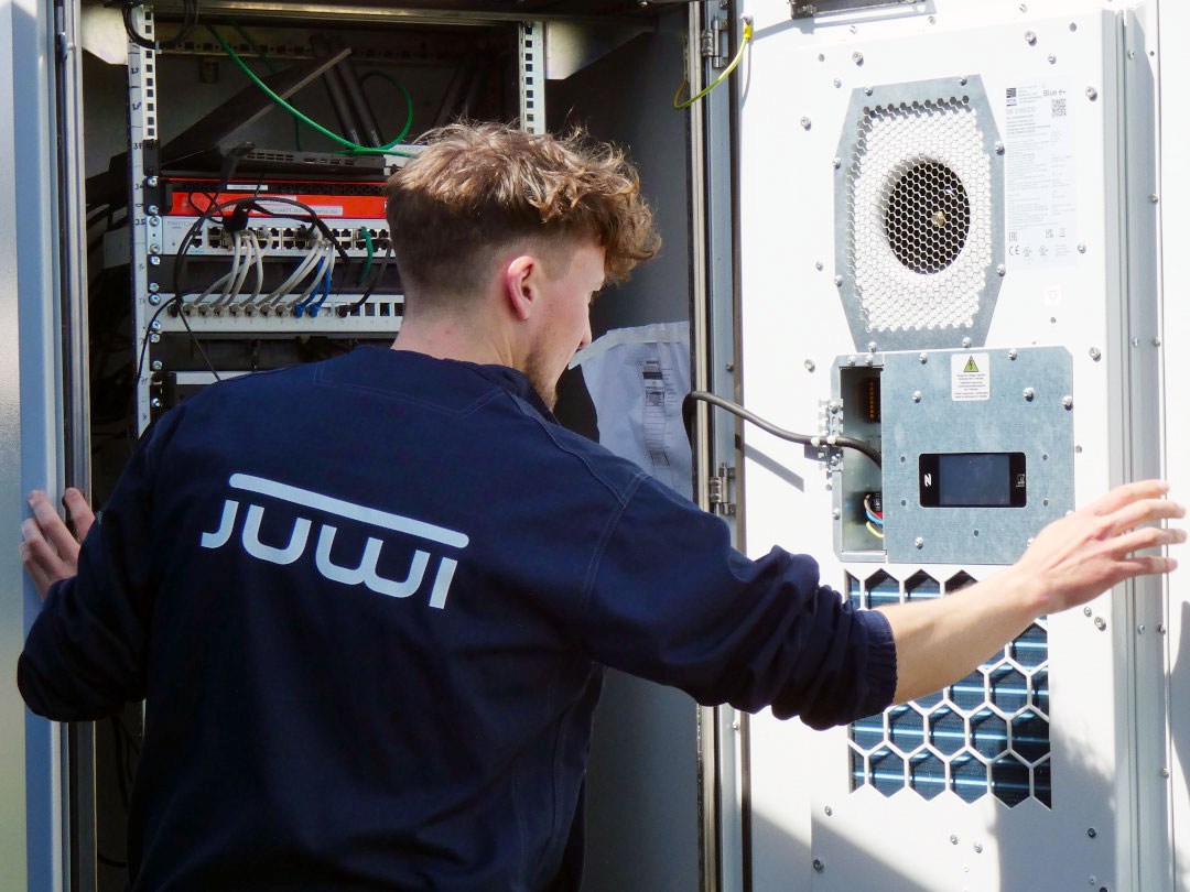 Die JUWI-Elektrofachkräfte übernehmen notwendige Servicearbeiten auch direkt vor Ort am Batteriespeicher. (Bild: JUWI GmbH)