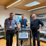 V. l. n. r. Manuel Kofler (Team Manager HW Development), Dr. Sebastian Mathar (R&D Site Manager Munich), Dipl. Ing. Michael Schwan (EMH Serviceleitung After Sales Service – Prüftechnik) (Bild: EMH Energie-Messtechnik GmbH)