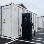 FENECON und The Mobility House kooperieren für den wirtschaftlichen Betrieb von Ladeinfrastruktur bei begrenzten Netzanschlussmöglichkeiten. (Bild: The Mobility House, KI-generiert)