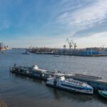 Der HADAG-Fähranleger im Hamburger Hafen mit der neuen Landstrominfrastruktur zur emissionsfreien Energieversorgung während der Liegezeiten. (Bild: VAHLE)