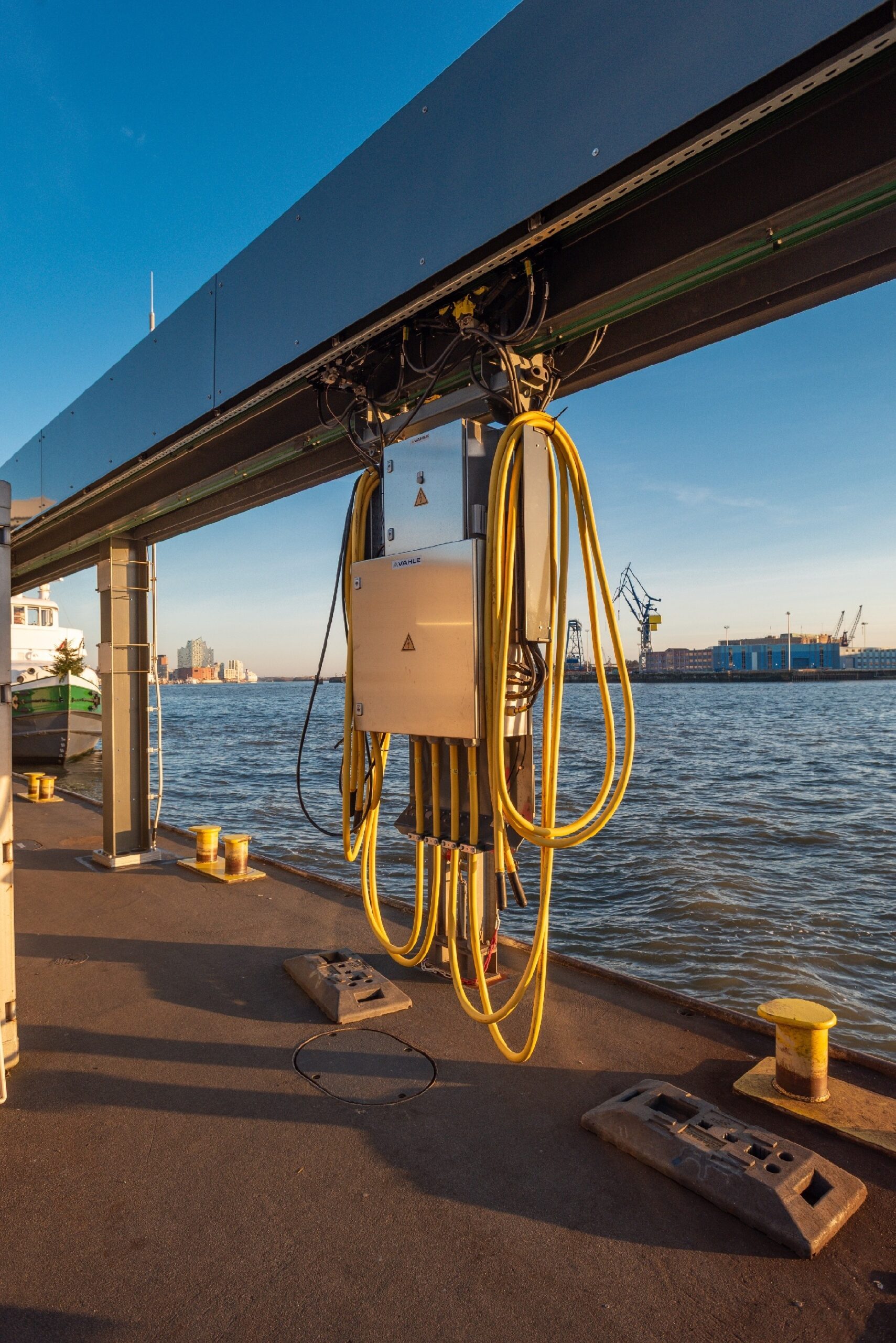 Verfahrbarer Wagen des Landstromsystems auf der Stromschienenkonstruktion, das den flexiblen Anschluss an die jeweilige Fähre ermöglicht. (Bild: VAHLE)